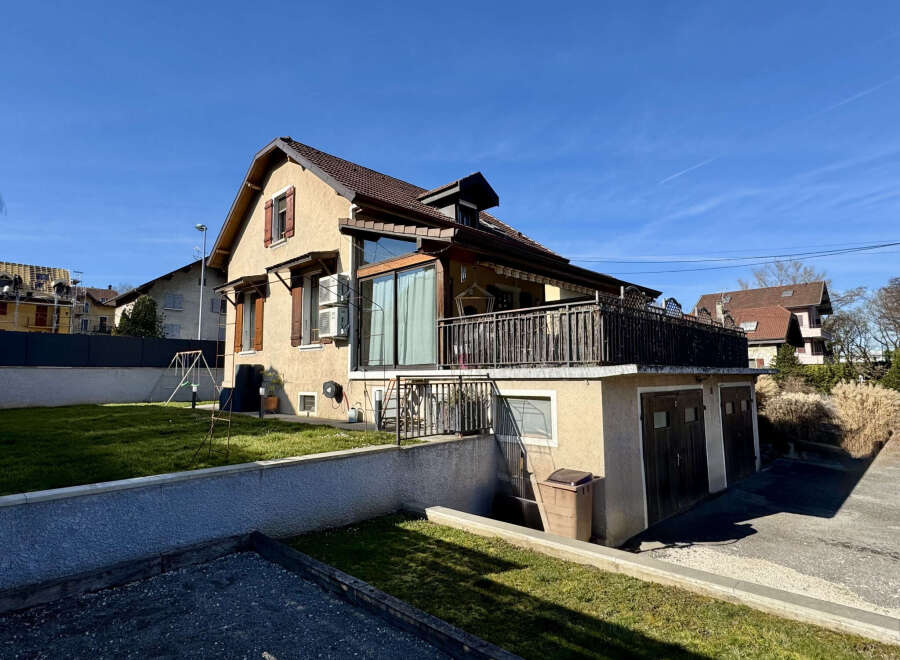 Discover this charming property featuring a well-maintained exterior and a welcoming atmosphere.