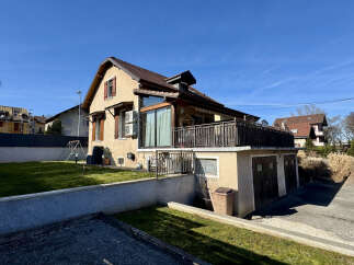 Discover this charming property featuring a well-maintained exterior and a welcoming atmosphere.