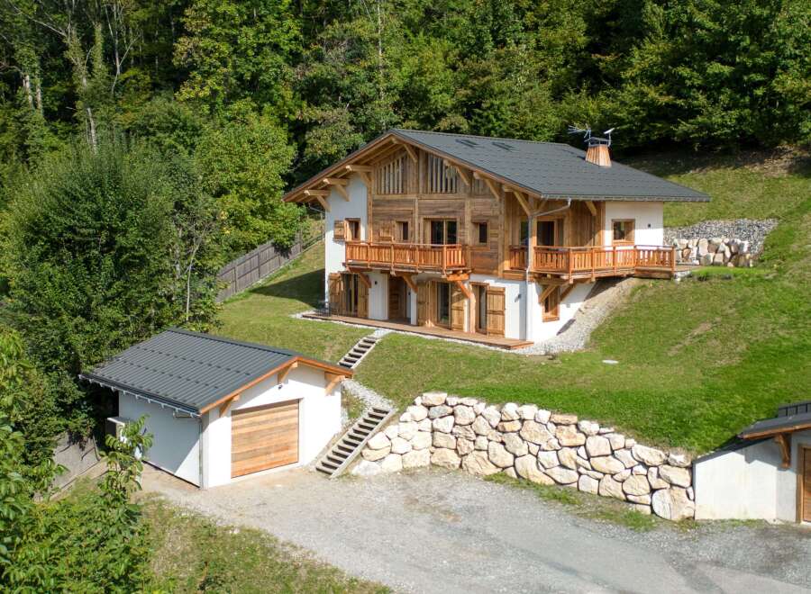 Discover a stunning chalet nestled in a serene, wooded landscape, offering a perfect blend of rustic charm and modern comfort.