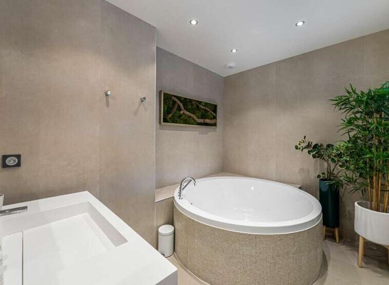 Indulge in luxury with this stunning bathroom featuring a modern design and high-end finishes.