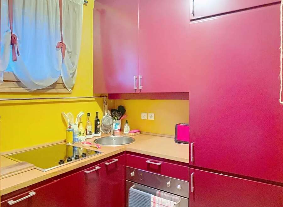 Discover this charming kitchen, perfect for culinary enthusiasts.