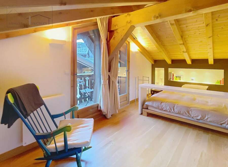 Discover the charm of this cozy bedroom, featuring a unique wooden ceiling and a comfortable bed.