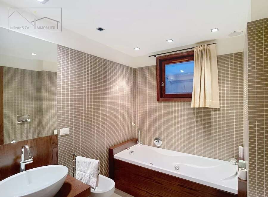 Discover the epitome of luxury in this stunning bathroom.