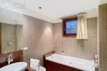 Discover the epitome of luxury in this stunning bathroom.