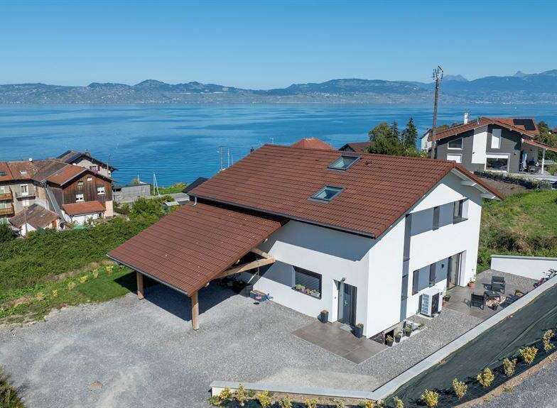 Discover your dream home with stunning lake views! This modern property boasts a sleek design, featuring a spacious layout and ample natural light.