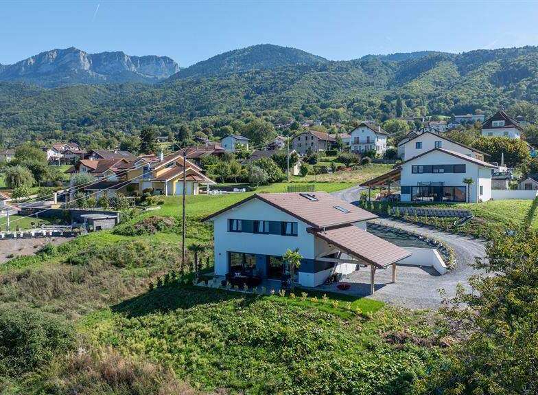 Discover this stunning property nestled in a picturesque landscape, offering breathtaking views of the surrounding mountains.