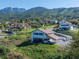 Discover this stunning property nestled in a picturesque landscape, offering breathtaking views of the surrounding mountains.