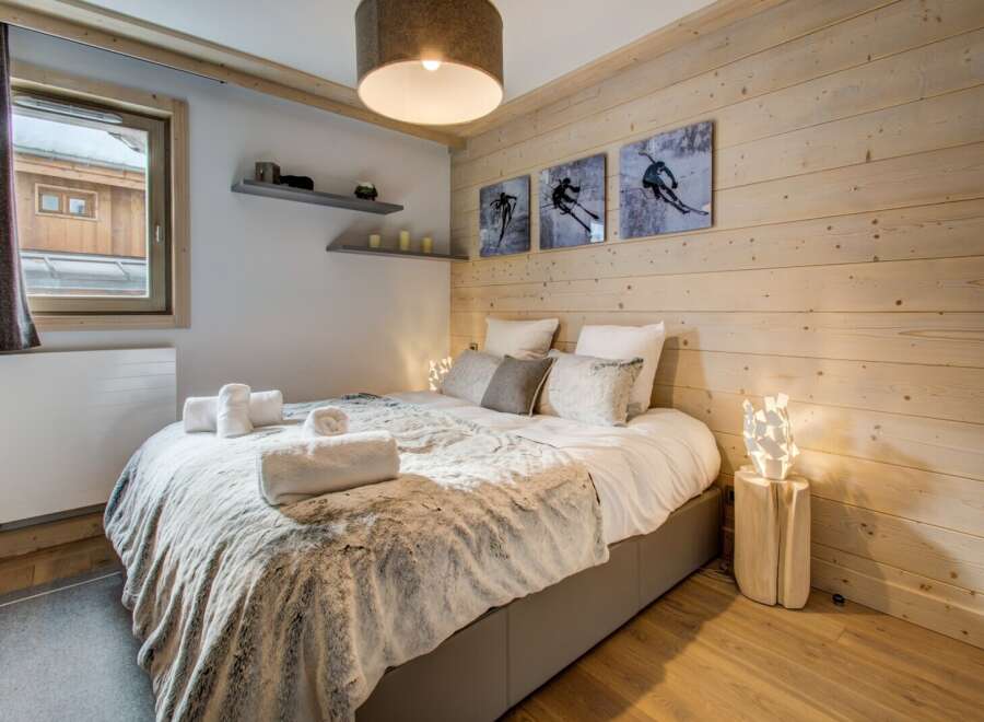 This cozy bedroom features a comfortable bed with soft bedding, perfect for a relaxing stay.