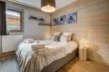 This cozy bedroom features a comfortable bed with soft bedding, perfect for a relaxing stay.