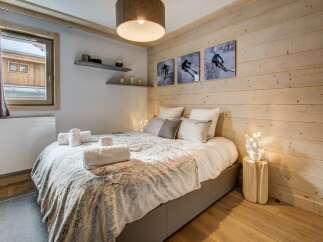 This cozy bedroom features a comfortable bed with soft bedding, perfect for a relaxing stay.