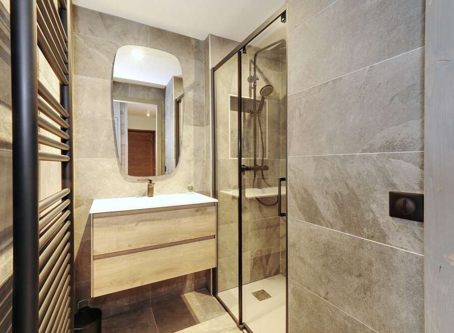 This modern bathroom boasts a sleek design with a focus on functionality and style.