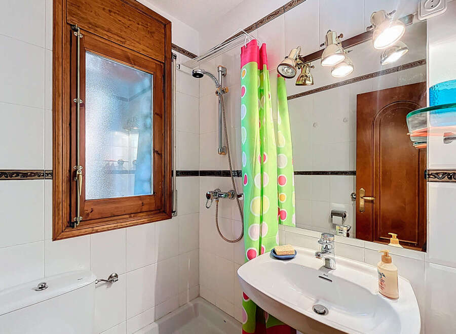 Discover this charming bathroom featuring a bright and airy design.