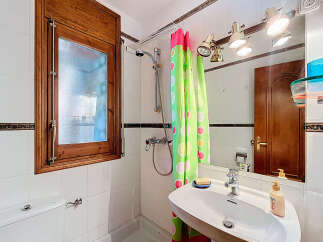 Discover this charming bathroom featuring a bright and airy design.