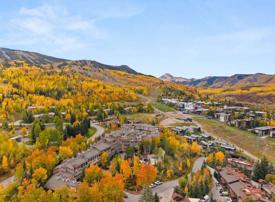 Experience luxury living in this stunning property nestled amidst the breathtaking beauty of the mountains.
