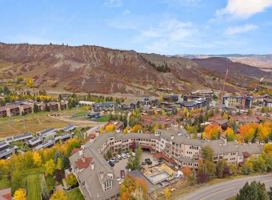 Discover luxury living in this stunning property, boasting breathtaking views and unparalleled amenities.