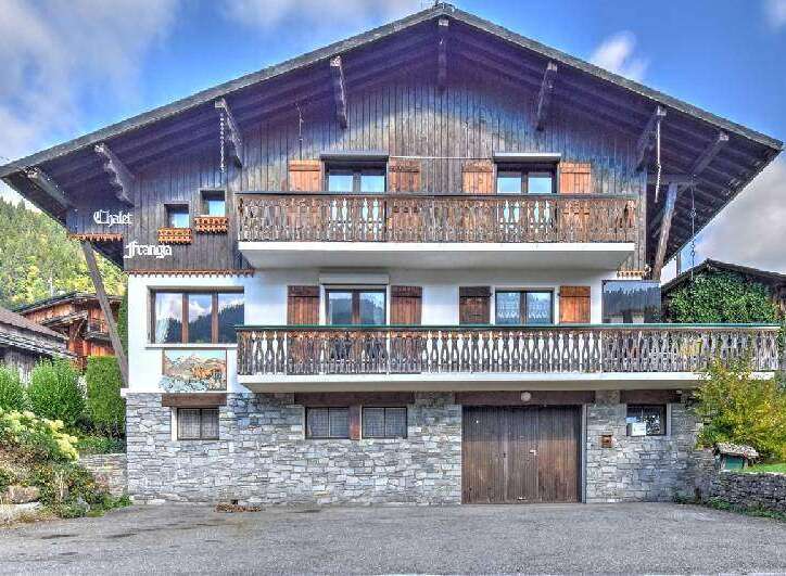 Discover the charm of this stunning chalet, boasting a traditional design and picturesque setting.