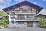 Discover the charm of this stunning chalet, boasting a traditional design and picturesque setting.