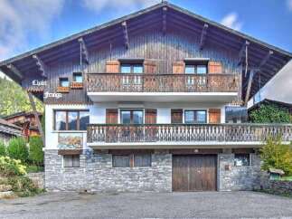 Discover the charm of this stunning chalet, boasting a traditional design and picturesque setting.
