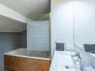 Discover a cozy bathroom with a unique design.