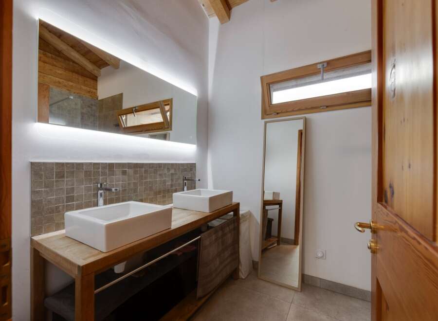 This stunning bathroom features a modern design with a touch of rustic charm.