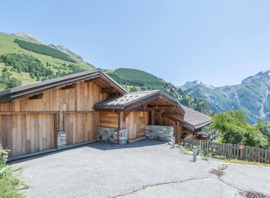 Discover a stunning chalet nestled in the heart of the mountains, offering breathtaking views and unparalleled tranquility.