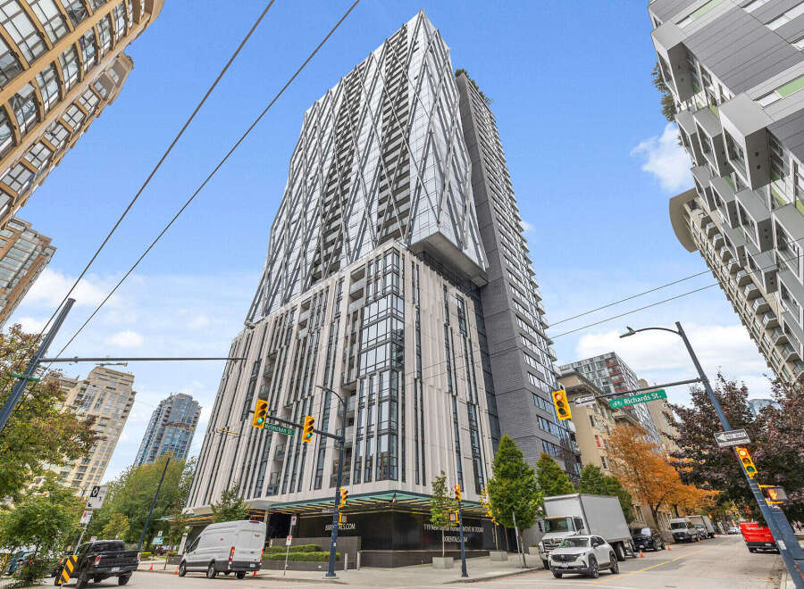 Discover luxury living at this stunning high-rise property located on Helmcken St and Richards St.