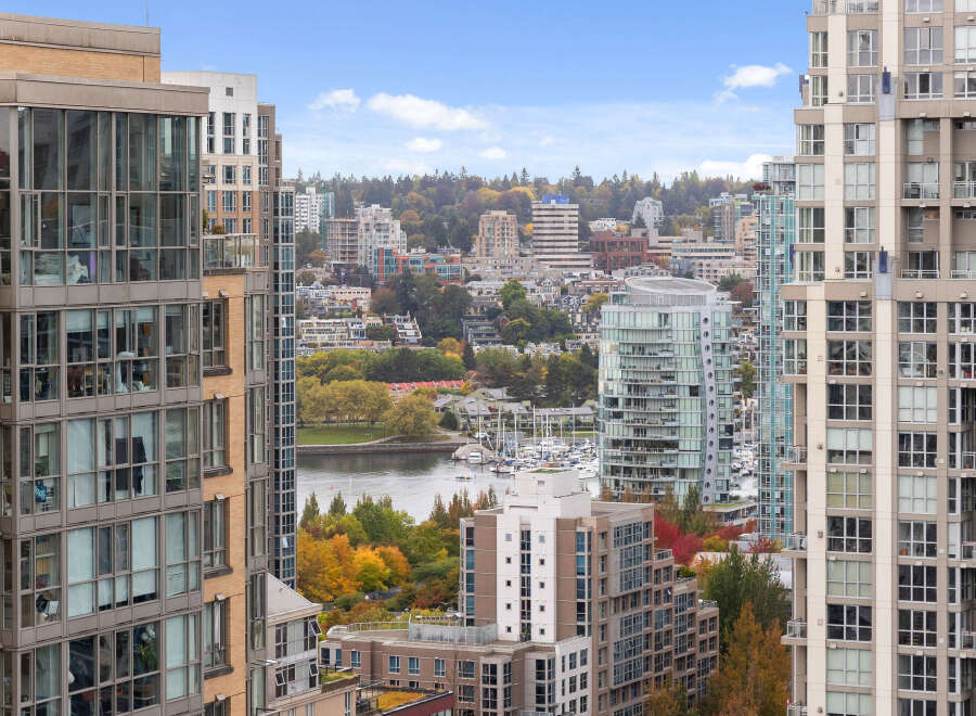 Experience urban living at its finest with this stunning property, boasting panoramic city views and modern architecture.