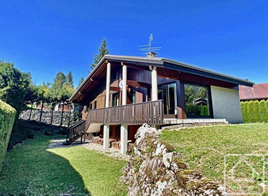 Discover this stunning property featuring a modern design and a serene outdoor space.