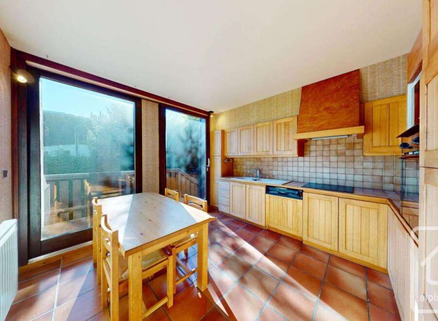 Discover this charming kitchen with a warm and inviting atmosphere.