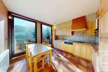 Discover this charming kitchen with a warm and inviting atmosphere.