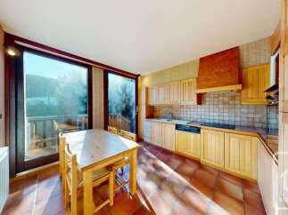 Discover this charming kitchen with a warm and inviting atmosphere.