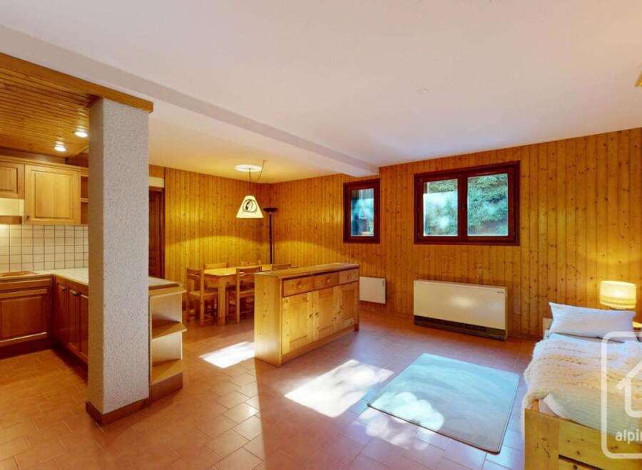 Discover the charm of this cozy property, featuring a warm wooden interior and a well-equipped kitchen.