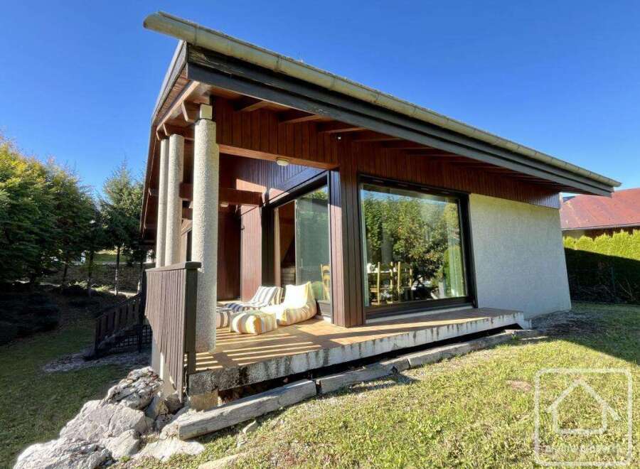 Discover this stunning property featuring a modern design and a welcoming outdoor space.