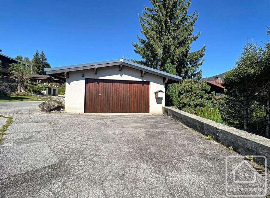 Discover this charming property featuring a detached garage, perfect for secure parking or extra storage.