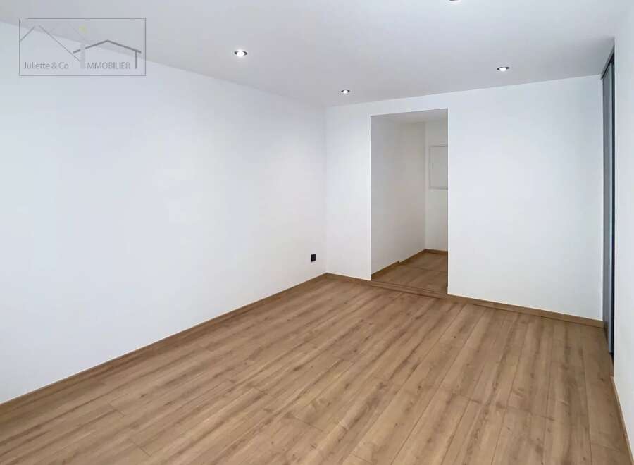 Discover this bright and modern space, perfect for various uses.