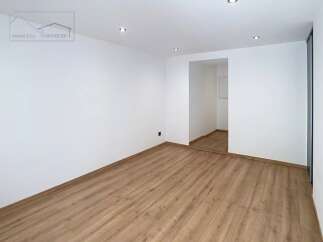 Discover this bright and modern space, perfect for various uses.
