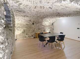 Discover the charm of this unique property featuring exposed stone walls and a stunning vaulted ceiling.