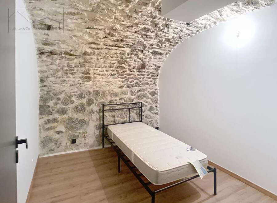 Discover the charm of this unique property featuring exposed stone walls and a cozy atmosphere.