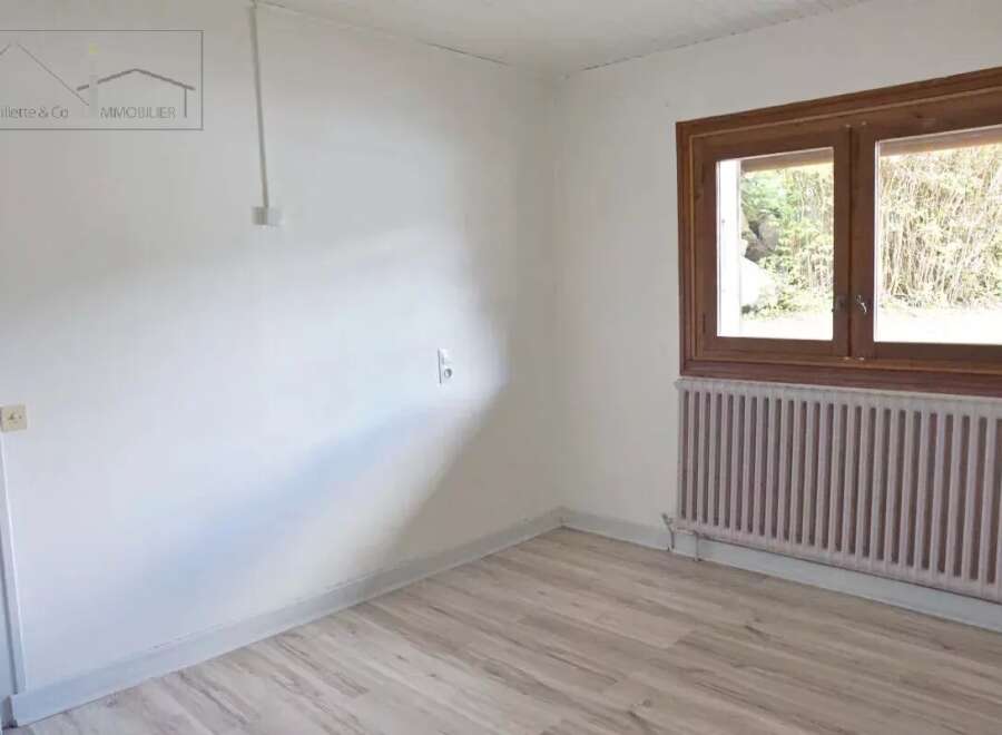 Discover this charming property featuring a bright and airy interior, perfect for comfortable living.