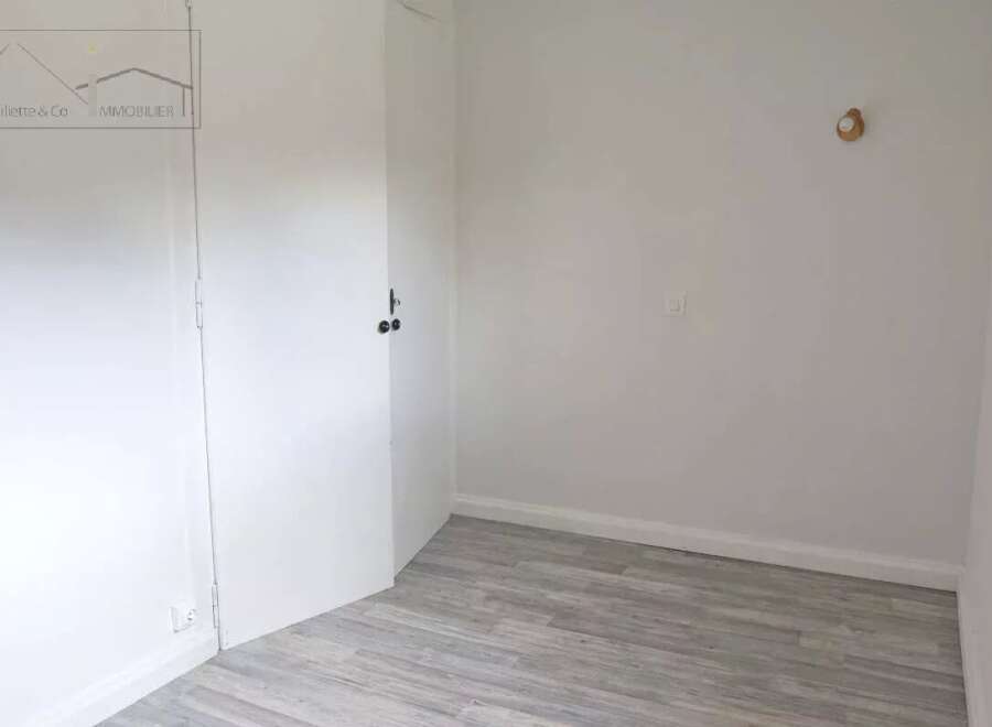 Discover this bright and airy room, perfect for a variety of uses.