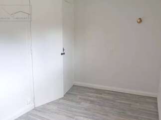 Discover this bright and airy room, perfect for a variety of uses.