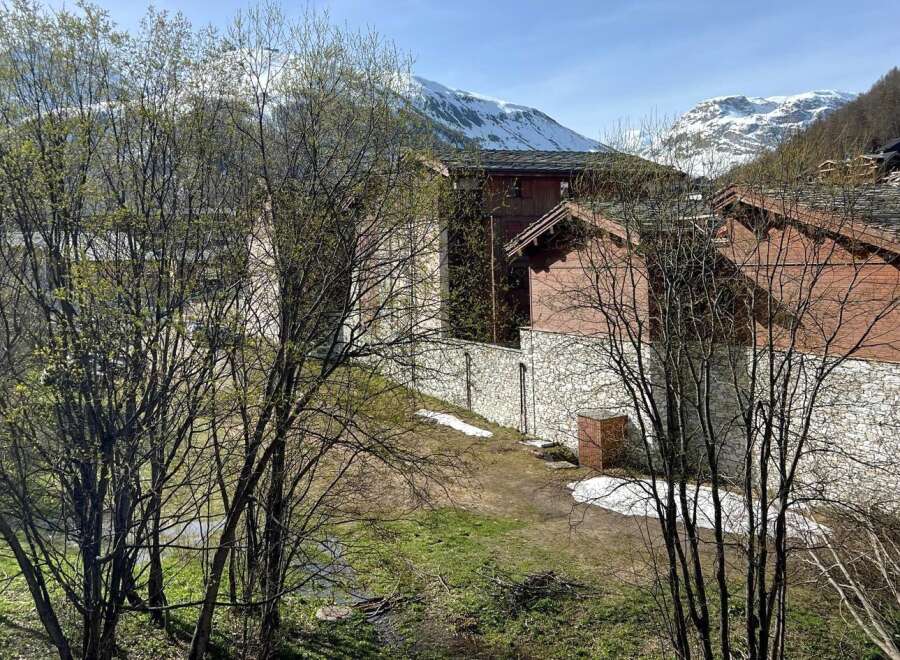 Discover a charming mountain retreat nestled amidst stunning alpine scenery.