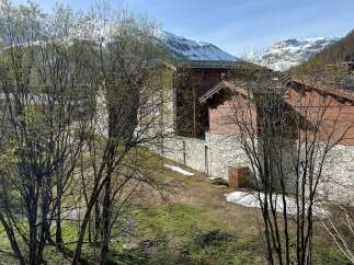 Discover a charming mountain retreat nestled amidst stunning alpine scenery.