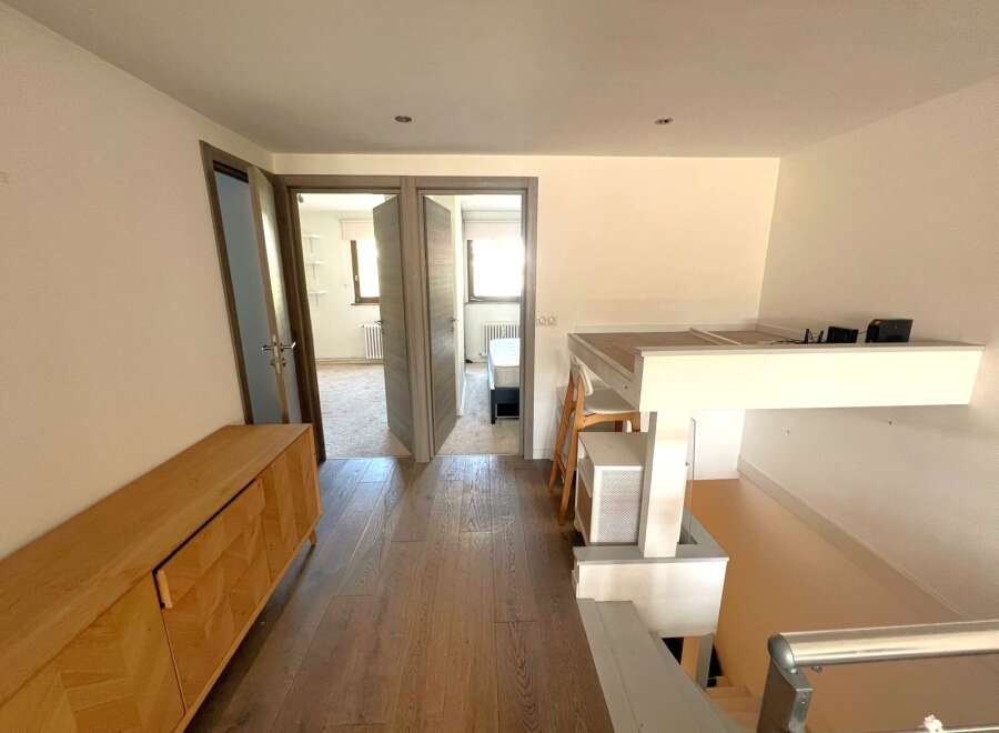 Discover this bright and airy property featuring a stylish wooden floor and a modern design.