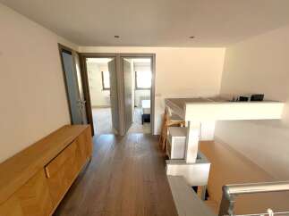 Discover this bright and airy property featuring a stylish wooden floor and a modern design.