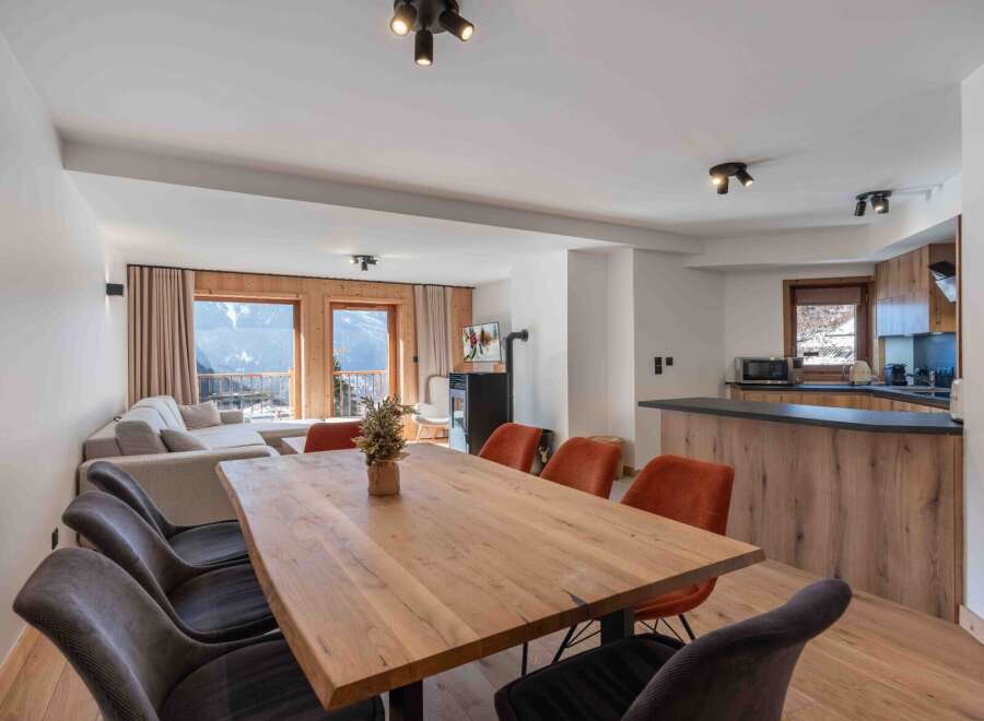 Experience luxury living in this stunning property with breathtaking mountain views.