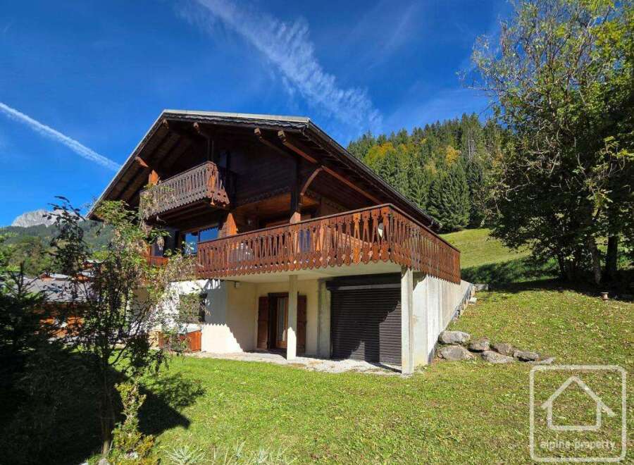 Discover the charm of this stunning chalet nestled in a picturesque setting.