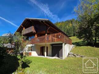 Discover the charm of this stunning chalet nestled in a picturesque setting.