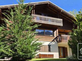 Discover the charm of this stunning wooden chalet, nestled in a picturesque setting.