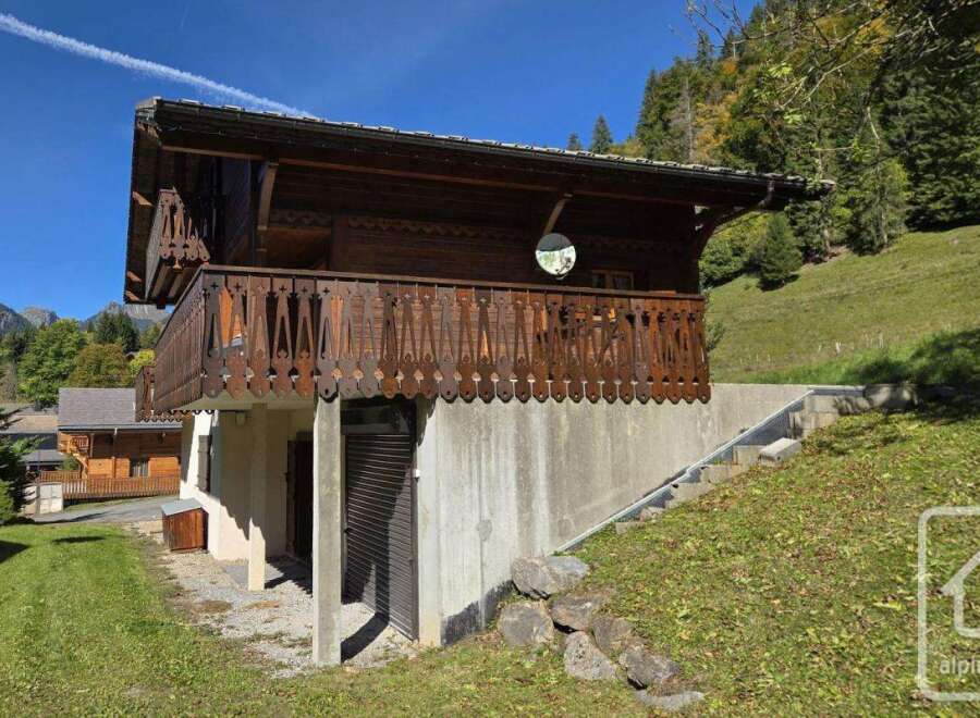 Discover this charming chalet nestled in a picturesque mountain setting.